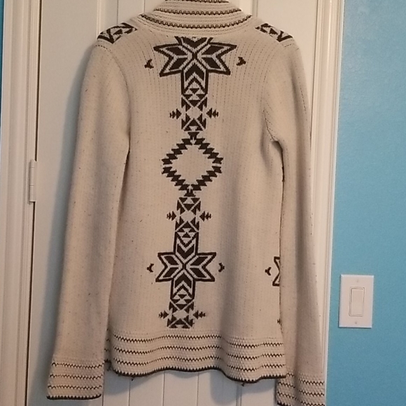 Warm Native Design Sweater - Picture 4 of 4